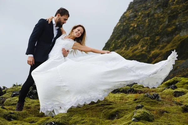 Noiva e noivo dançando — Fotografia de Stock