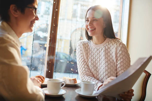 Affärskvinnor arbetar i ljus café — Stockfoto