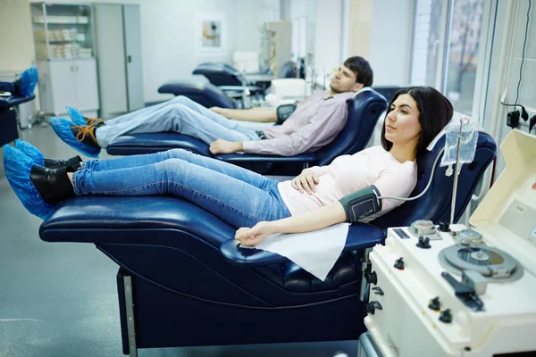 Jonge mensen doneren van bloed — Stockfoto