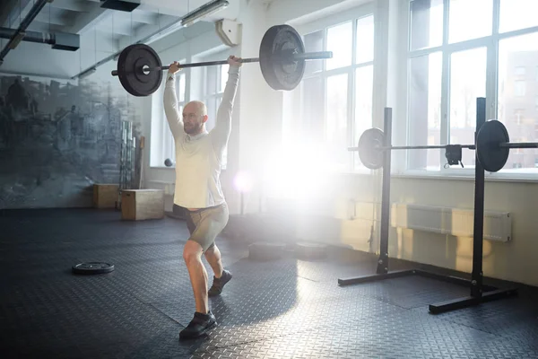 Спортсмен піднімає вагу в спортзалі — стокове фото