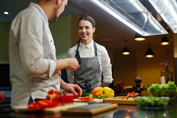 Chef che prepara insalata di verdure — Foto Stock