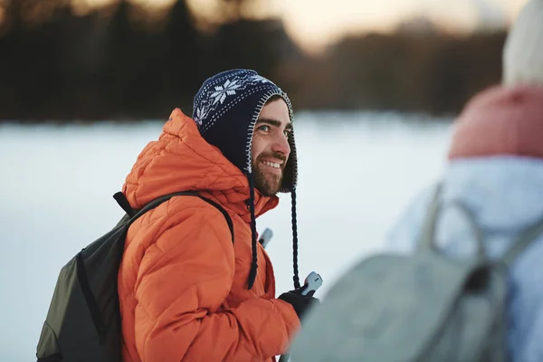 Paar jonge skiërs — Stockfoto