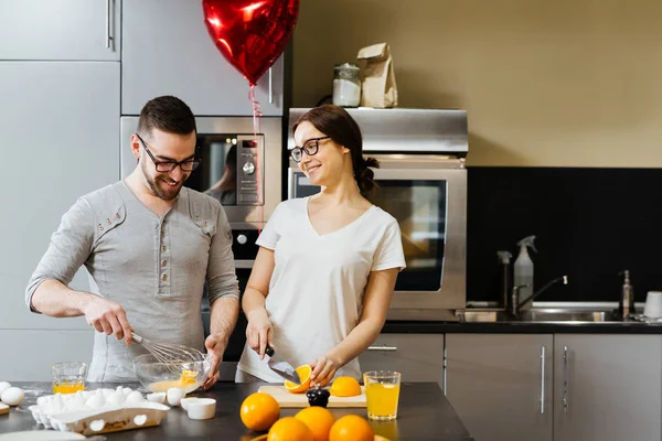 Couple cooking together — Stock Photo, Image