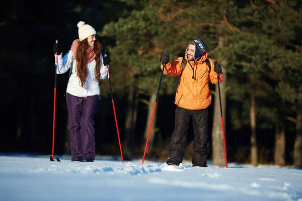 Casal esqui juntos — Fotografia de Stock