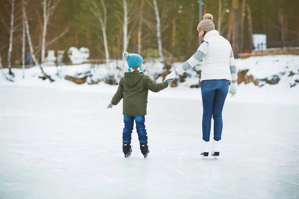 Mor och son skridskor tillsammans — Stockfoto