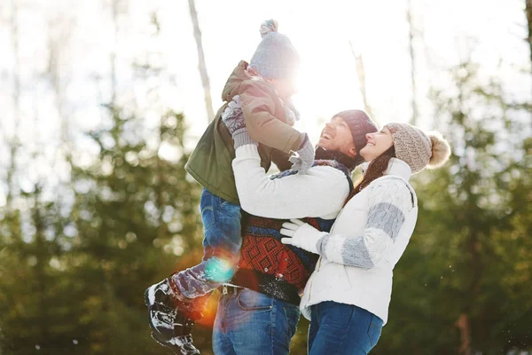 Familia en bosque de invierno —  Fotos de Stock