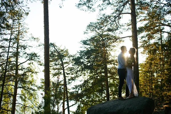 Νύφη και γαμπρός στο δάσος — Φωτογραφία Αρχείου