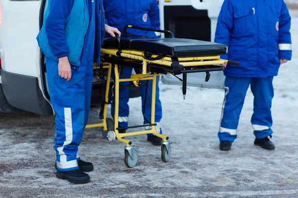 Paramedics getting out stretcher — Stock Photo, Image
