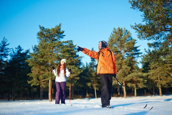 Couple skiing together — Stock Photo, Image