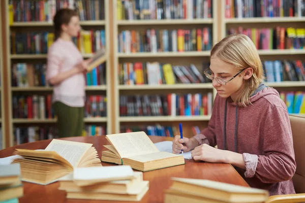 Blonder bereitet sich auf Seminar vor — Stockfoto