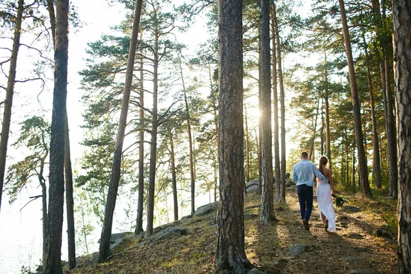 Sposa e sposo nella foresta — Foto Stock