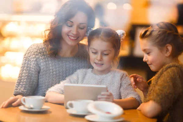 Familie surft im Netz — Stockfoto