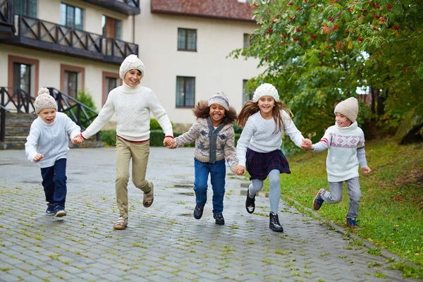 Petits camarades de classe courir — Photo