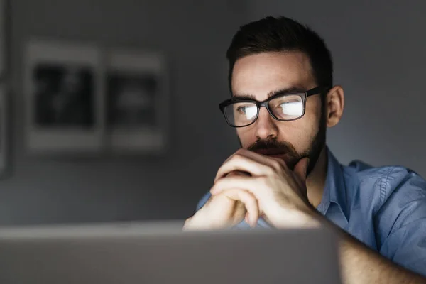 Nachdenklicher Analyst liest Informationen — Stockfoto