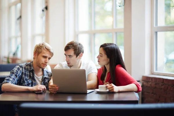 Gente de negocios que trabaja en plan de negocios — Foto de Stock