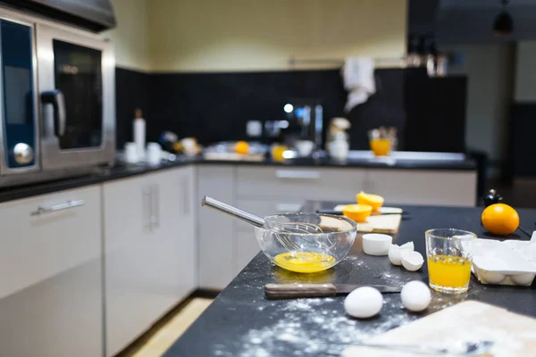 Producten en keukengerei voor het ontbijt koken — Stockfoto