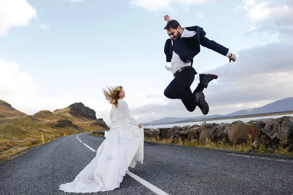 Gelukkig jonggehuwden op huwelijksreis — Stockfoto