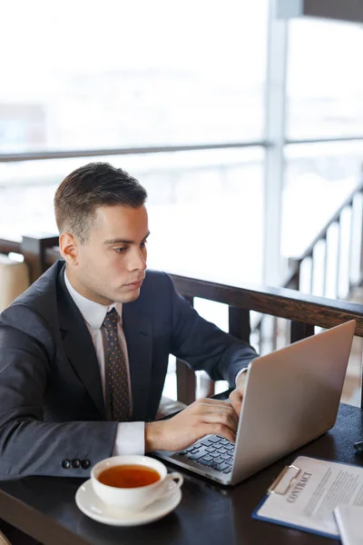 Zakenman typen op laptop — Stockfoto