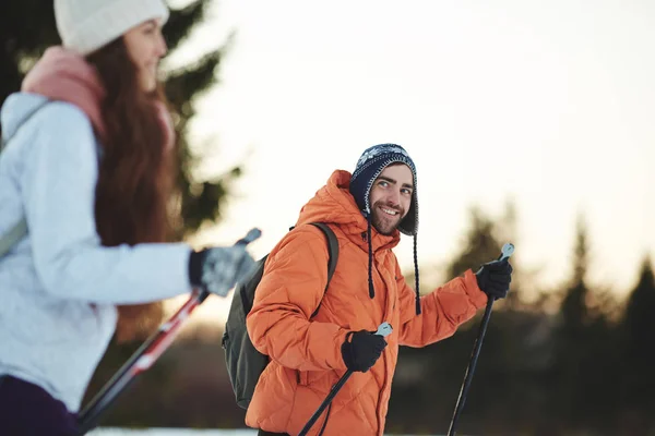 Couple of young skiers — Stock Photo, Image