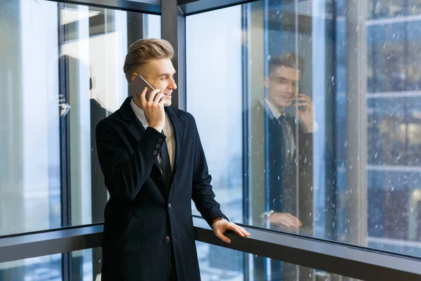 Empresário sorridente falando ao telefone — Fotografia de Stock