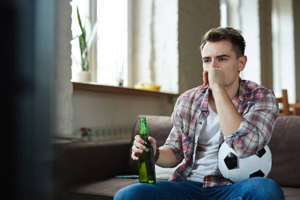 Mann mit Fußball und Flasche — Stockfoto