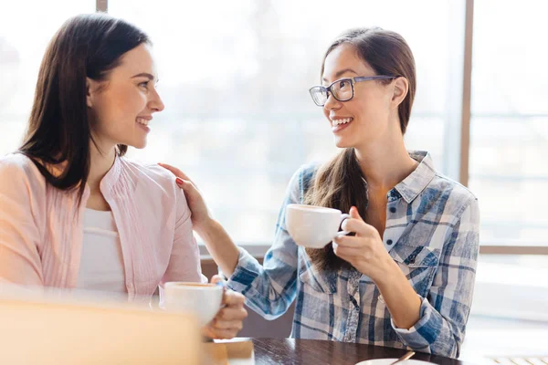 Giovani donne in caffè — Foto Stock