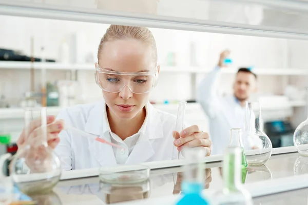 Vrouwelijke wetenschapper bestuderen van nieuwe stof — Stockfoto