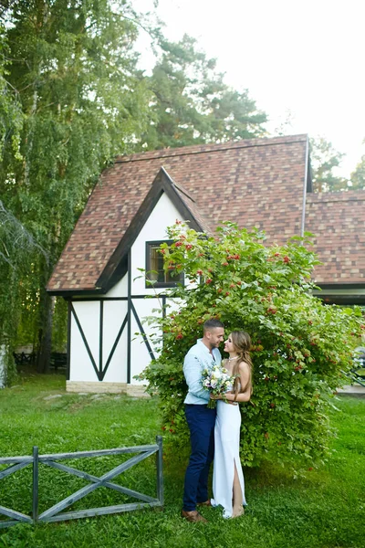 Bride and groom in garden — Stock Photo, Image