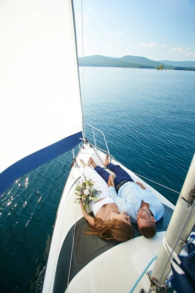 Nygifta reser på yacht — Stockfoto