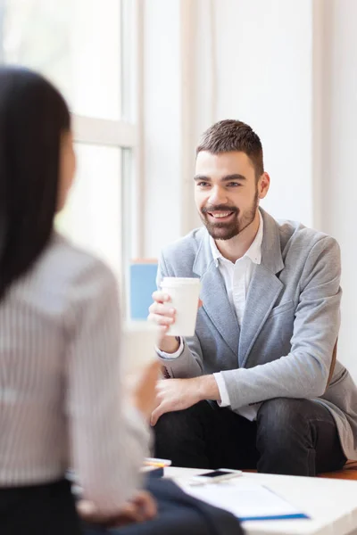 Homme d'affaires avec tasse de café — Photo