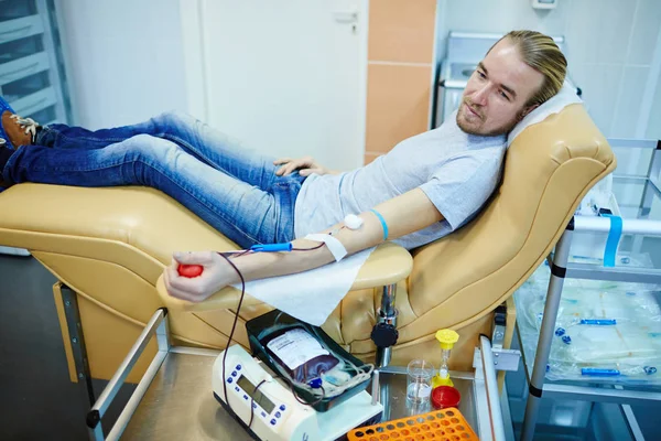 Mannen transfusion hans blod — Stockfoto