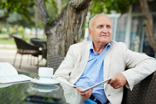 Älterer Mann mit Tablet — Stockfoto