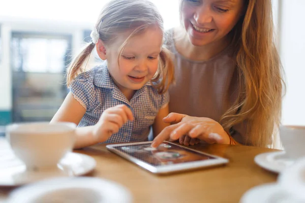 Matka a dcera hraje na tabletu — Stock fotografie