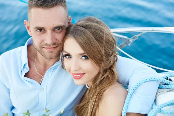 Sposi che viaggiano su yacht — Foto Stock