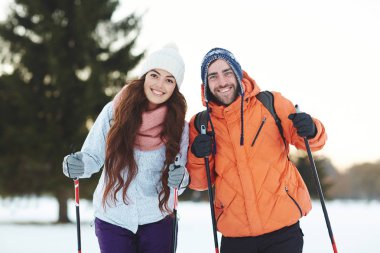 Çift genç kayakçı