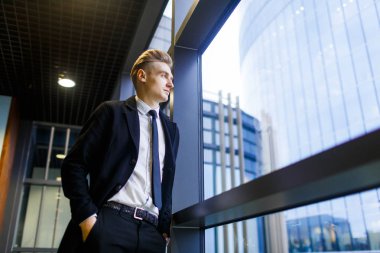 adam pencereden bakarak resmi kıyafeti