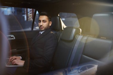 Dizüstü bilgisayar kullanan iş adamı