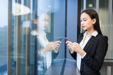 Smartphone kullanarak odaklı iş kadını