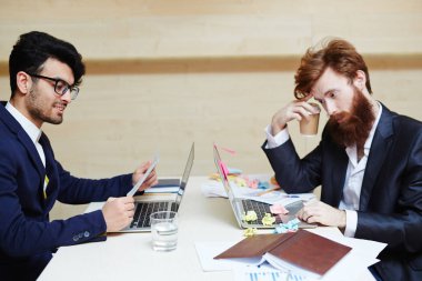 birlikte çalışan iş adamları