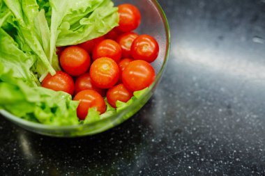 kabın içinde marul ve domates