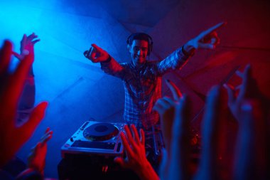 Yakışıklı deejay eğlenceli kalabalık