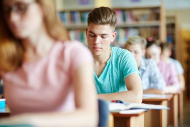 Resepsiyon tarafından ders oturan öğrenciler