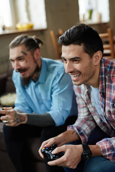 Hombres jugando videojuego —  Fotos de Stock