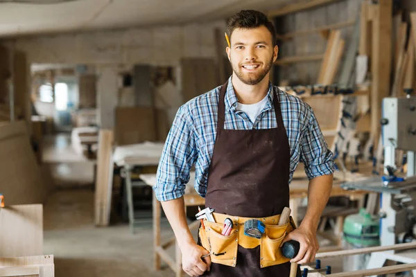 Unga snickare i uniform — Stockfoto