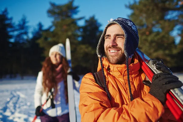 Skieurs en forêt hivernale — Photo