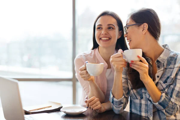 Jovens mulheres no café — Fotografia de Stock