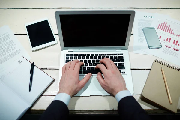 Uomo d'affari digitando sul computer portatile — Foto Stock