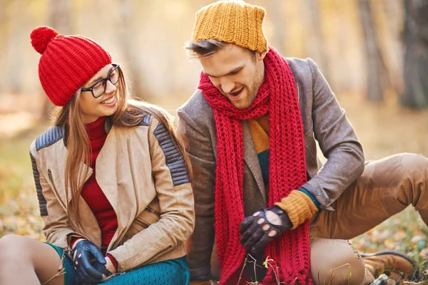 Pareja en bosque de otoño —  Fotos de Stock