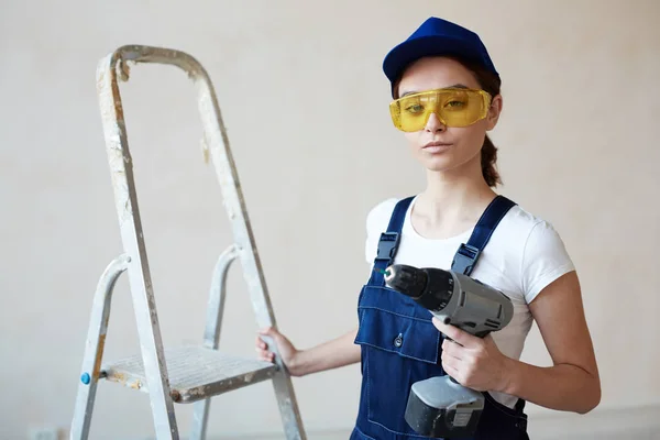 Operaio con trapano in uniforme — Foto Stock