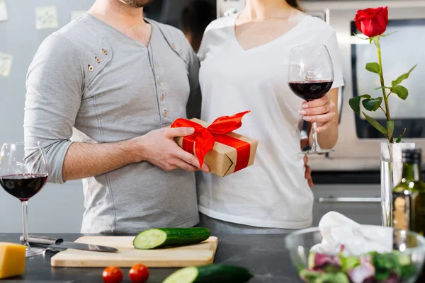 Man giving present to woman — Stock Photo, Image